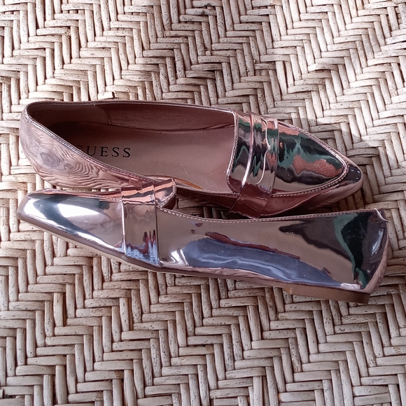 *New Without Box* Women's Guess Metallic Loafers In Rose Gold - Picture 3 of 5